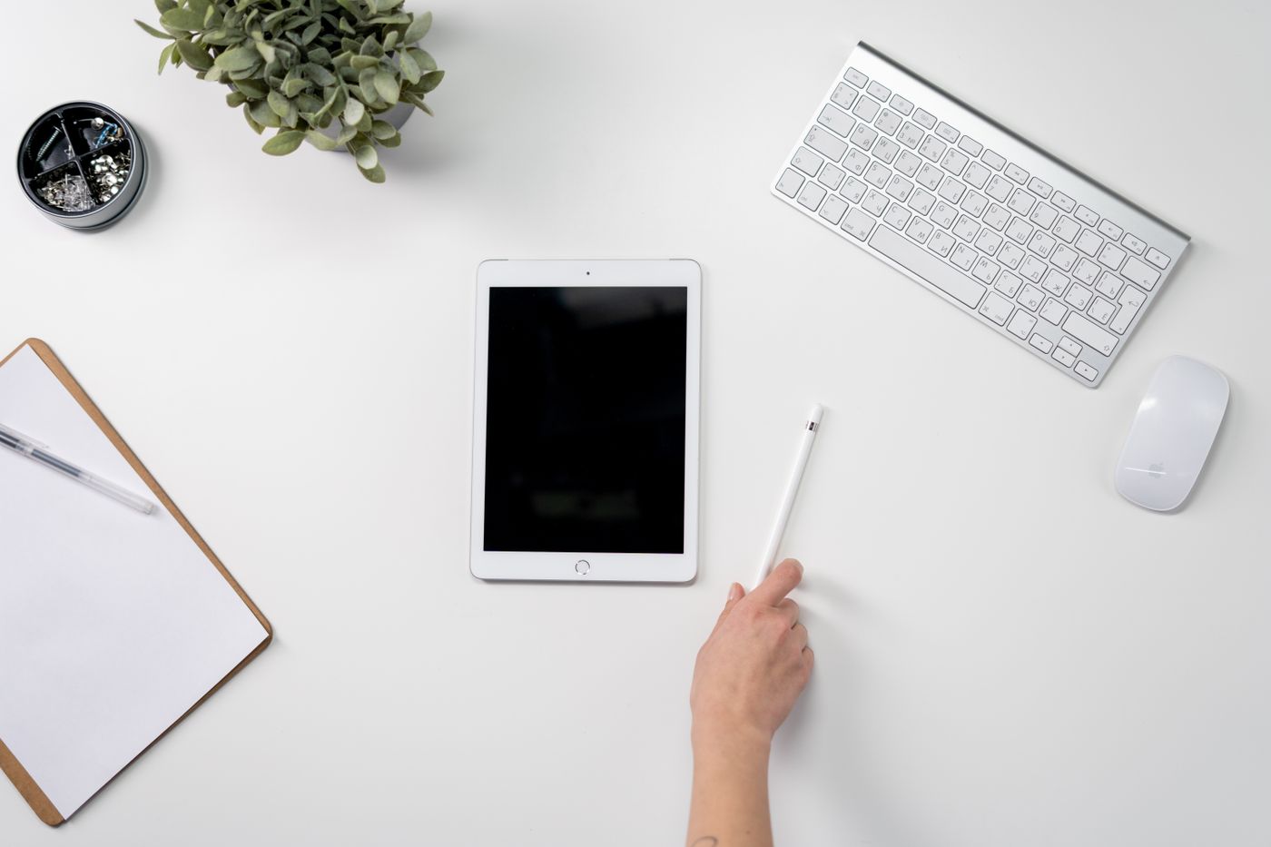 Tablet con lápiz digital y teclado en un escritorio de trabajo.